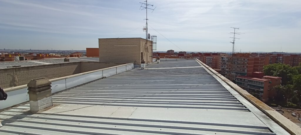 Vista de azotea urbana con antenas y edificios.