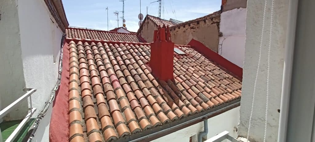 Tejado de tejas rojas con antenas.