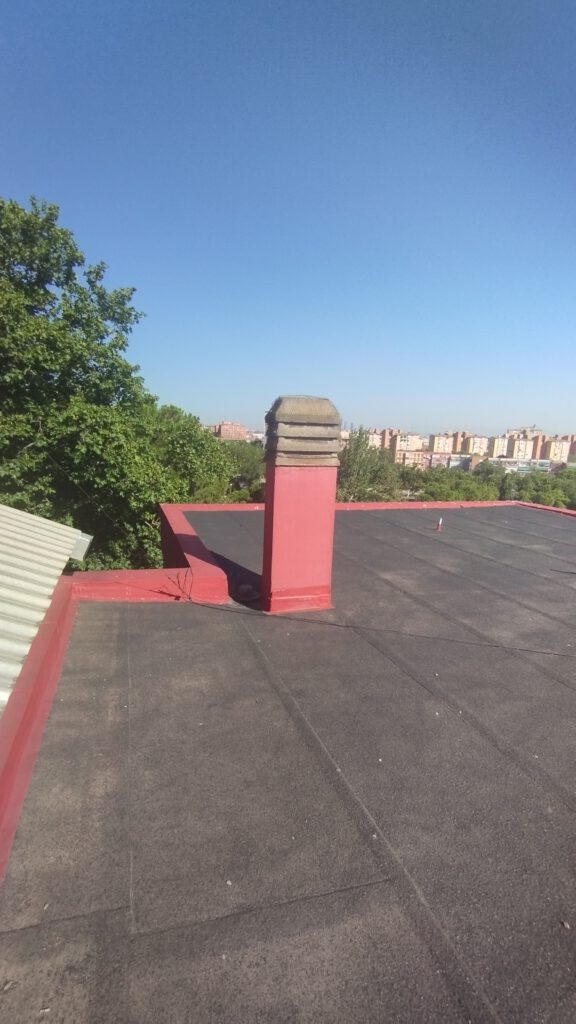 Tejado plano con chimenea y cielo despejado
