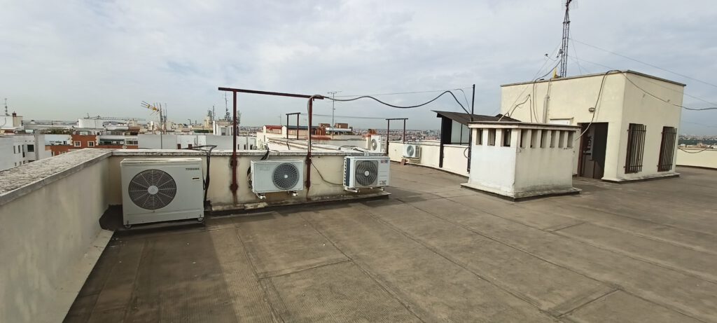 Unidades de aire acondicionado en azotea de edificio.