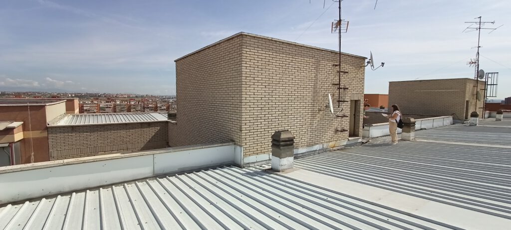 Azotea con gente y antenas en Madrid