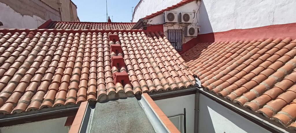 Tejado de tejas rojas y sistema de aire acondicionado