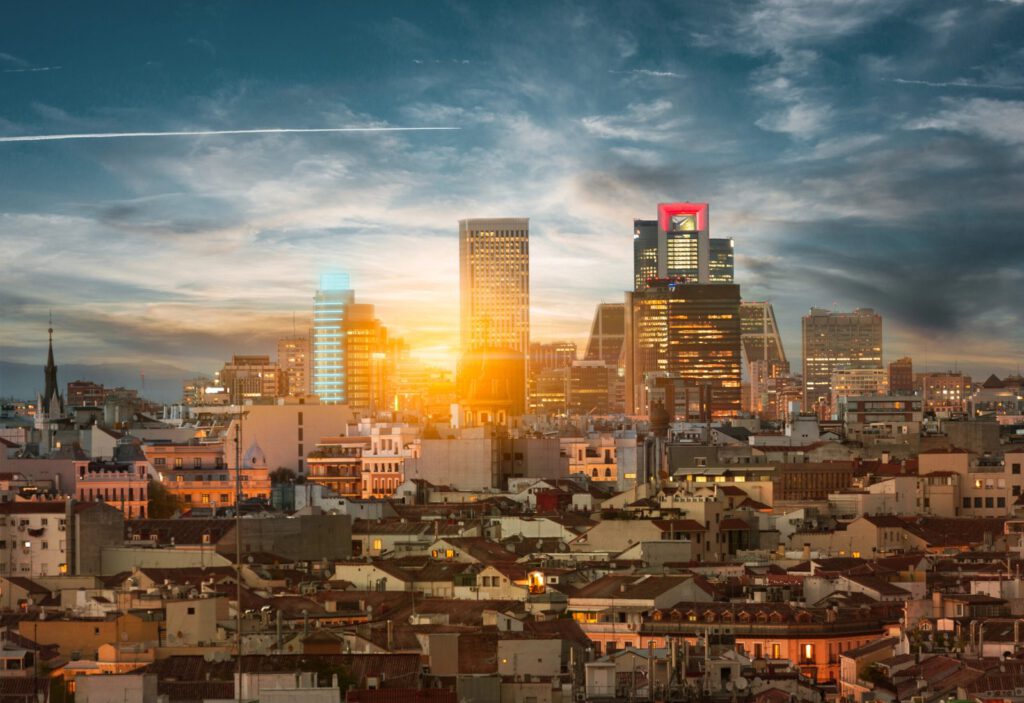 Atardecer en el skyline de Madrid, España
