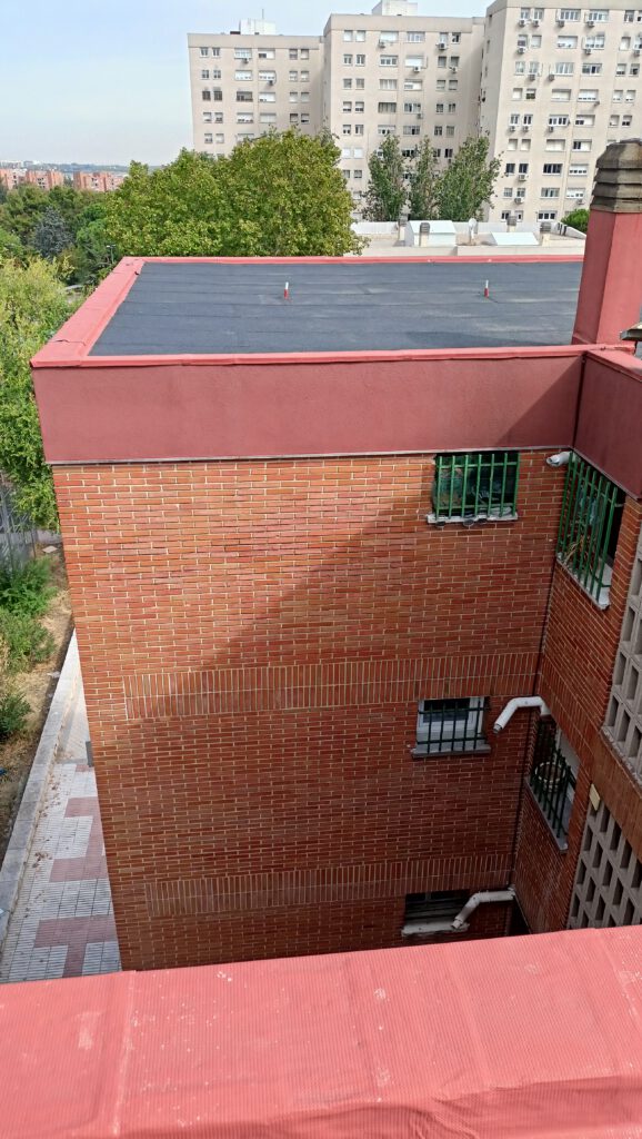Vista de edificios y techo en zona urbana