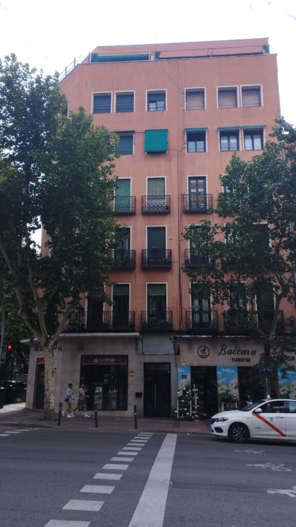 Edificio con tiendas en calle de Madrid, España.