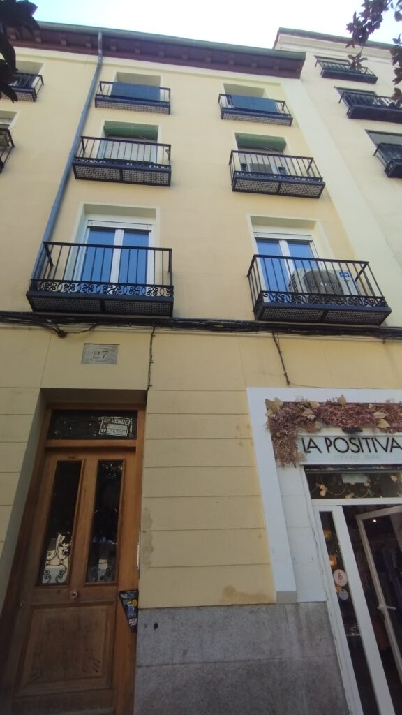 Fachada de edificio con balcones en Madrid