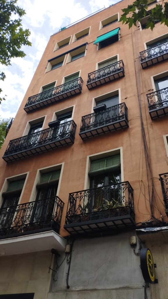 Edificio con balcones en fachada de ladrillo