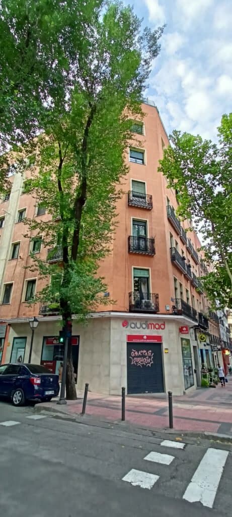 Edificio urbano con locales en planta baja.