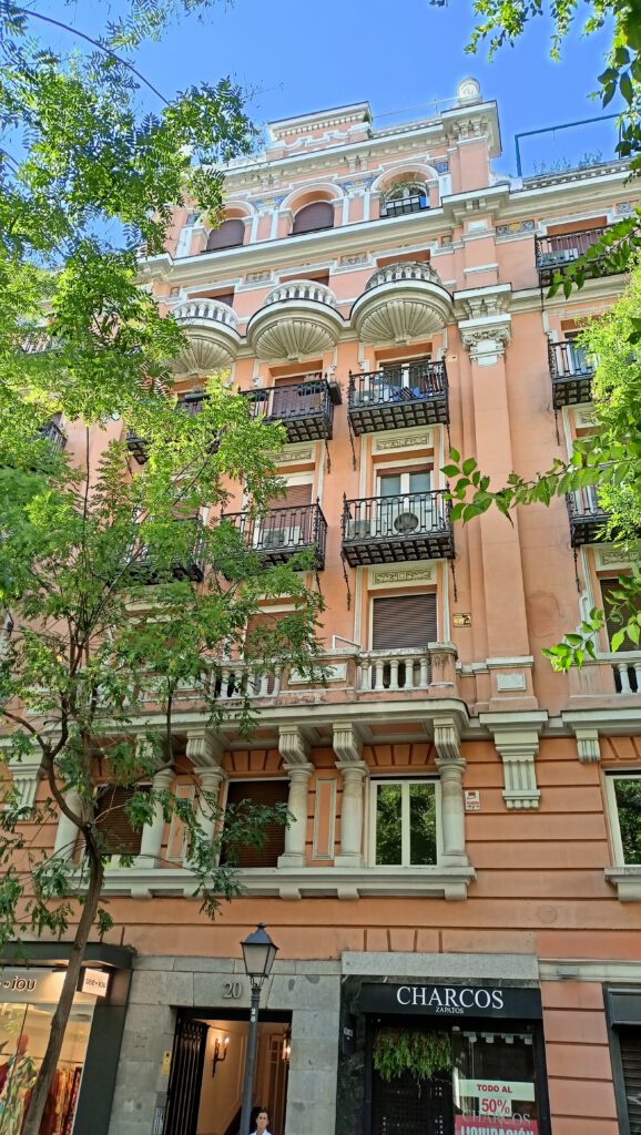 Fachada de edificio clásico en Madrid, España.