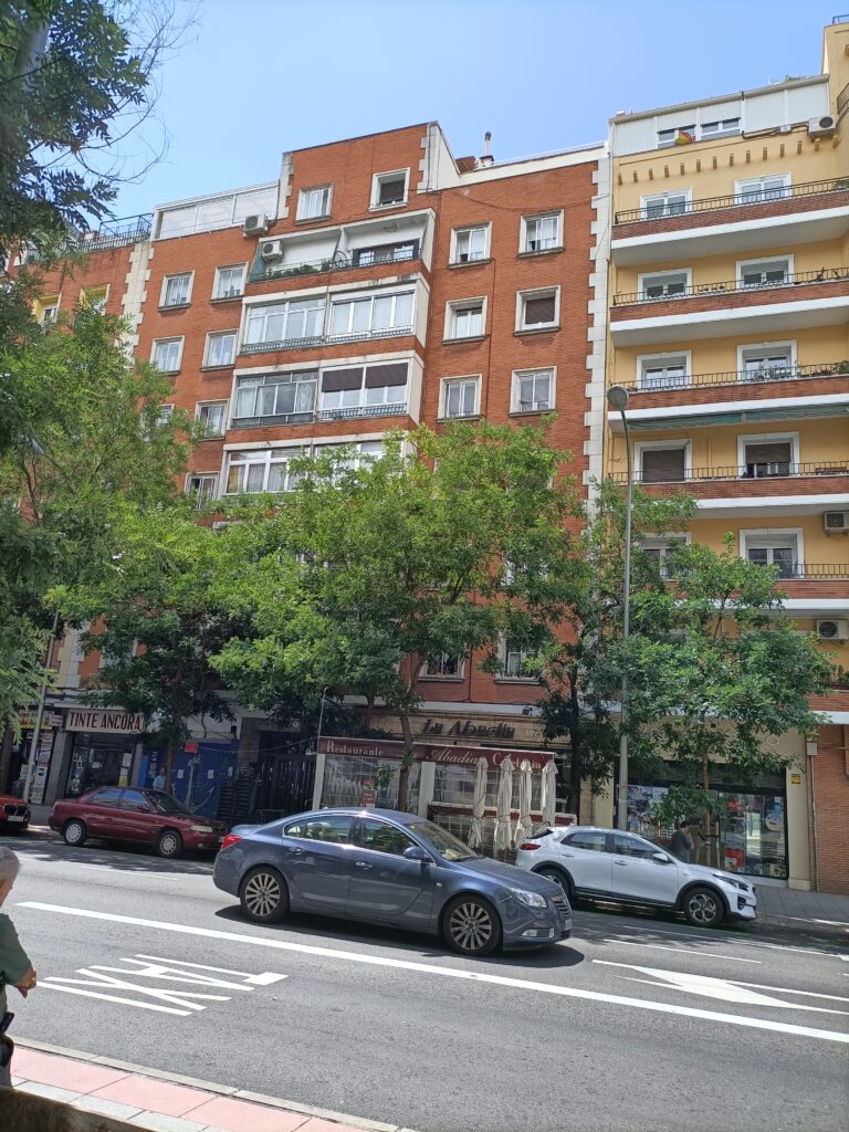 Calle con edificios y coches estacionados
