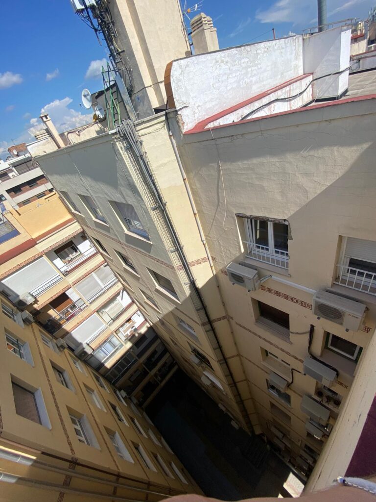 Vista área de patio interior entre edificios altos.