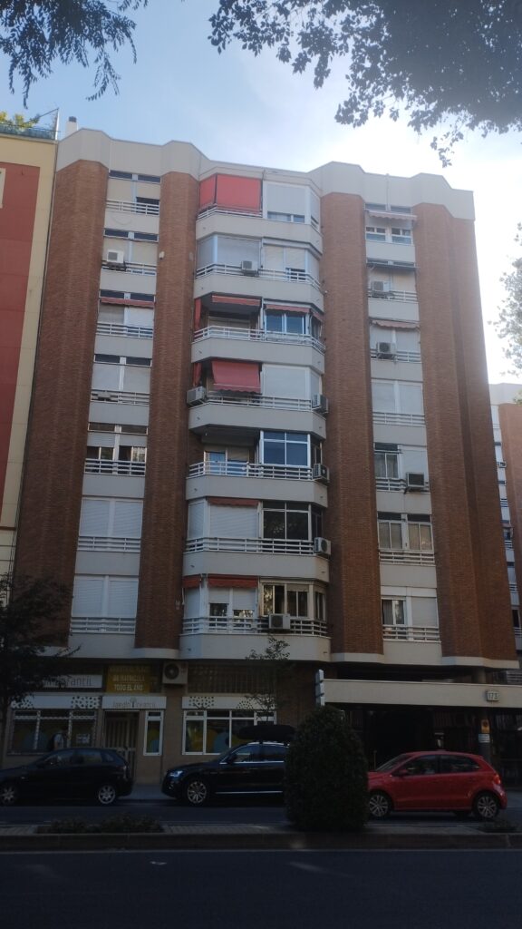 Edificio de apartamentos en una ciudad española.