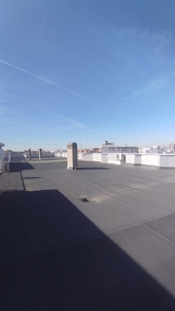 Azotea urbana bajo cielo despejado