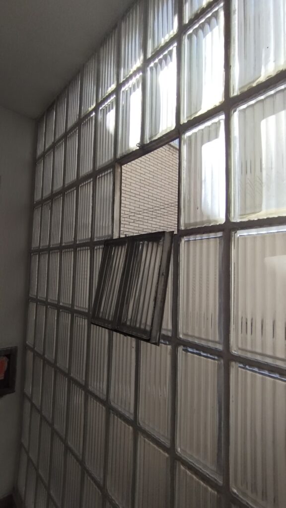 Ventana de vidrio con panel abierto parcial