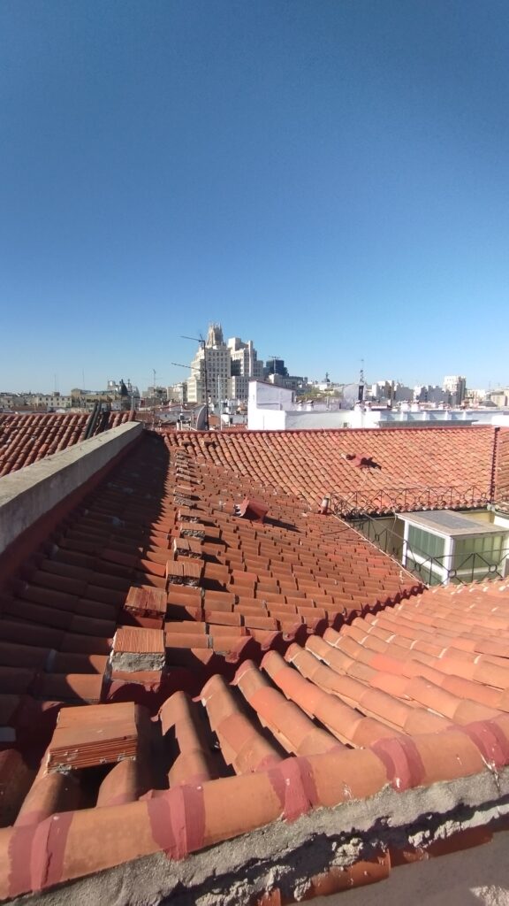 Vista de tejados sobre ciudad en Madrid