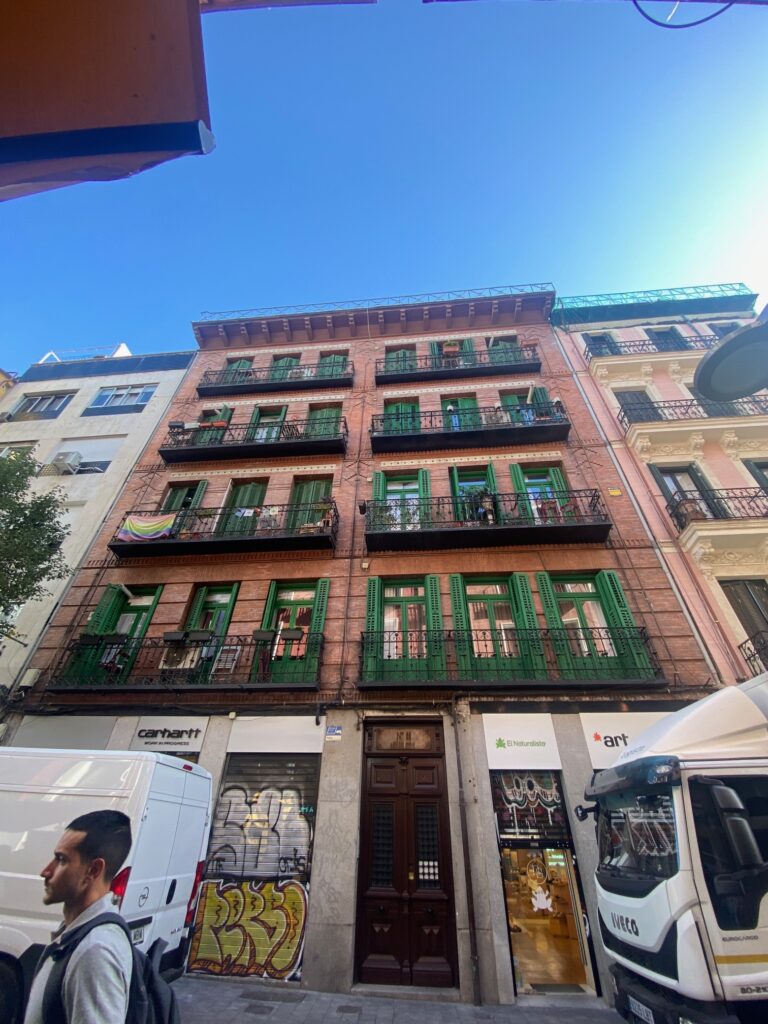 Edificio histórico con fachada de ladrillo rojo