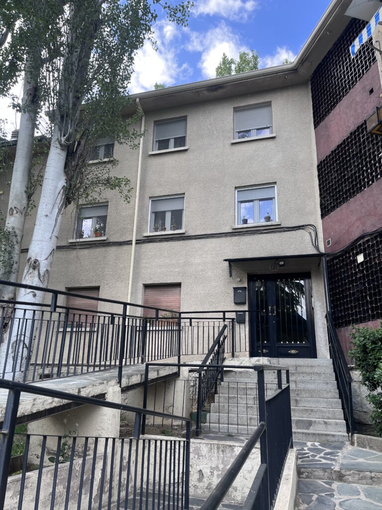 Edificio de apartamentos con rampa de acceso.