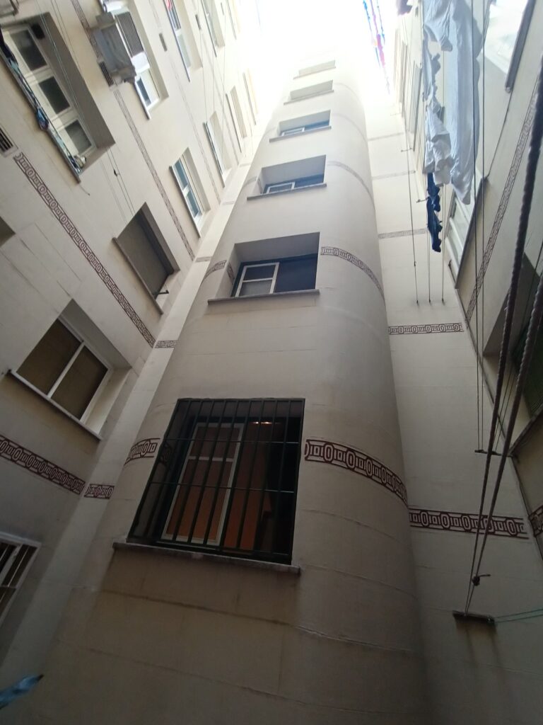 Vista hacia arriba de patio interior de edificio.