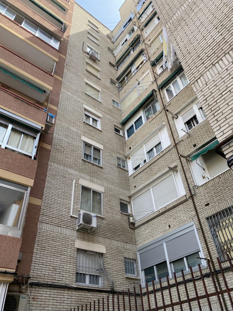 Bloque de apartamentos de ladrillo visto desde abajo.