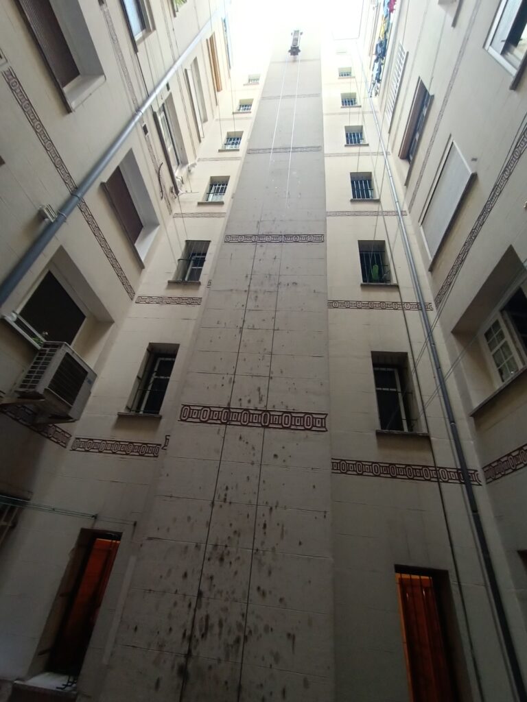 Patio interior de edificio alto.