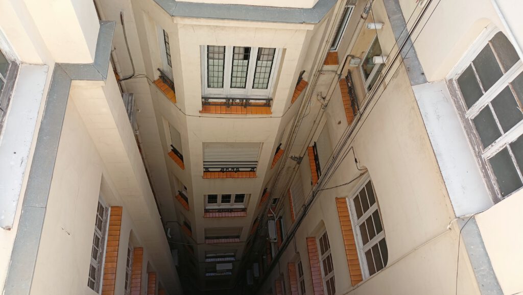 Vista de edificio desde patio interior