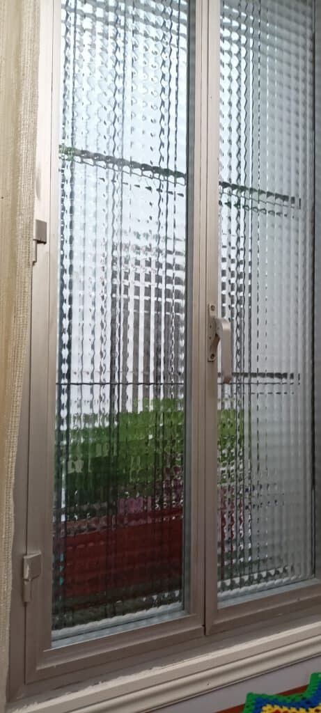 Ventana con vidrio texturizado vista desde el interior.